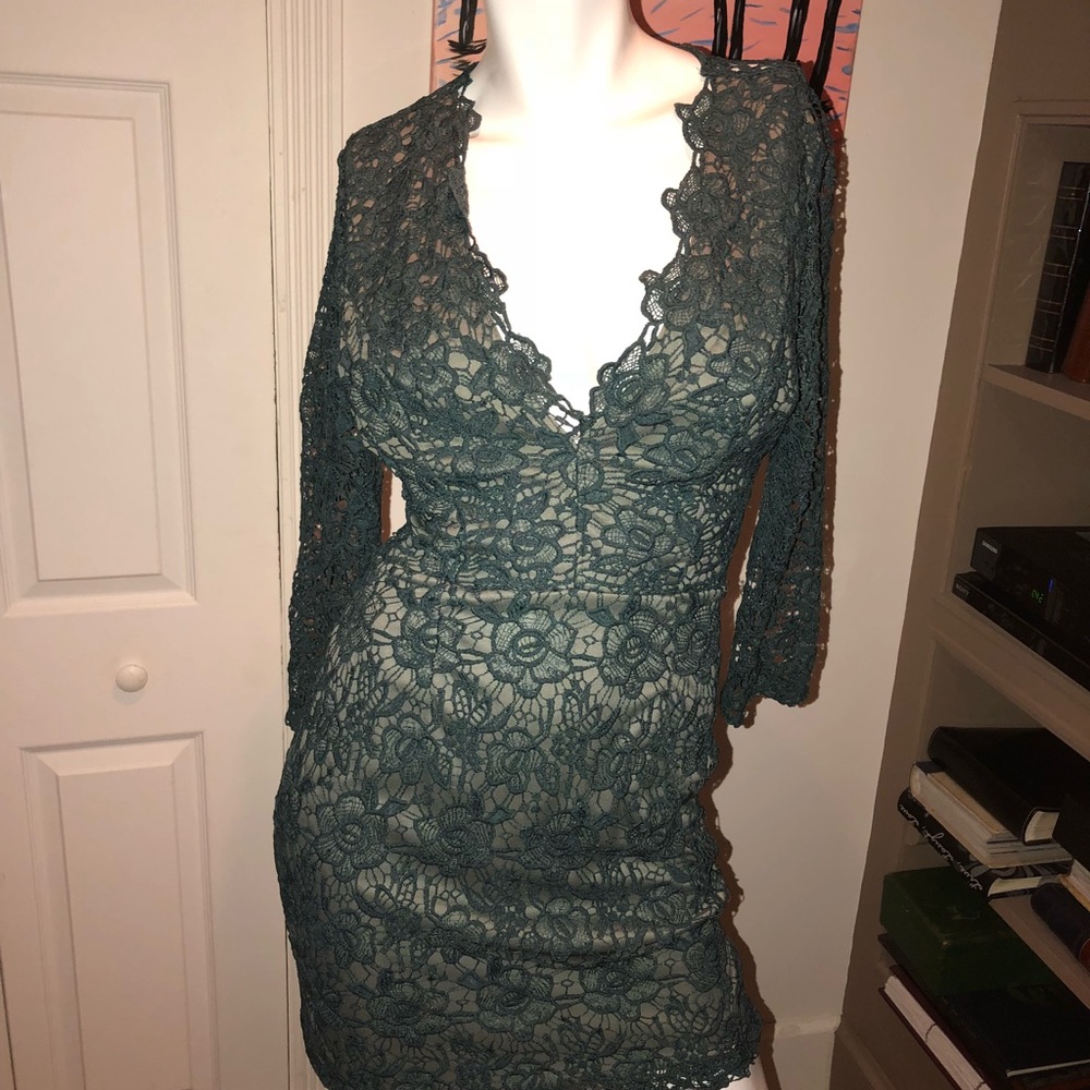 Lace padded backless dress - Picture 1 of 4